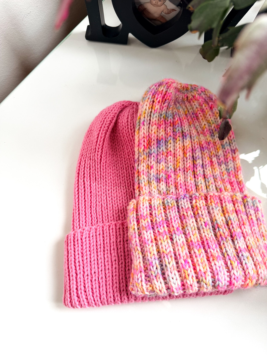 NELLI Handgemachte Beanie-Mütze mit Umschlag aus Merinowolle 14 Tęczowa Posypka