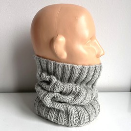 Ręcznie robiony KOMIN HELLI 100% Baby Merino 22 Jasny Szary 30 cm długości