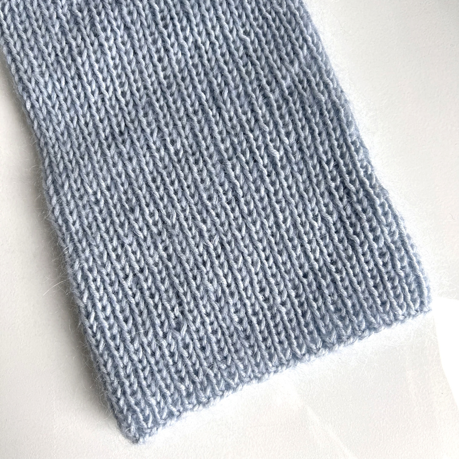 Handgemachte Damenmütze AUREA 100% Baby Merino plus Mohair und Seide 43/06 Helles Seegrün