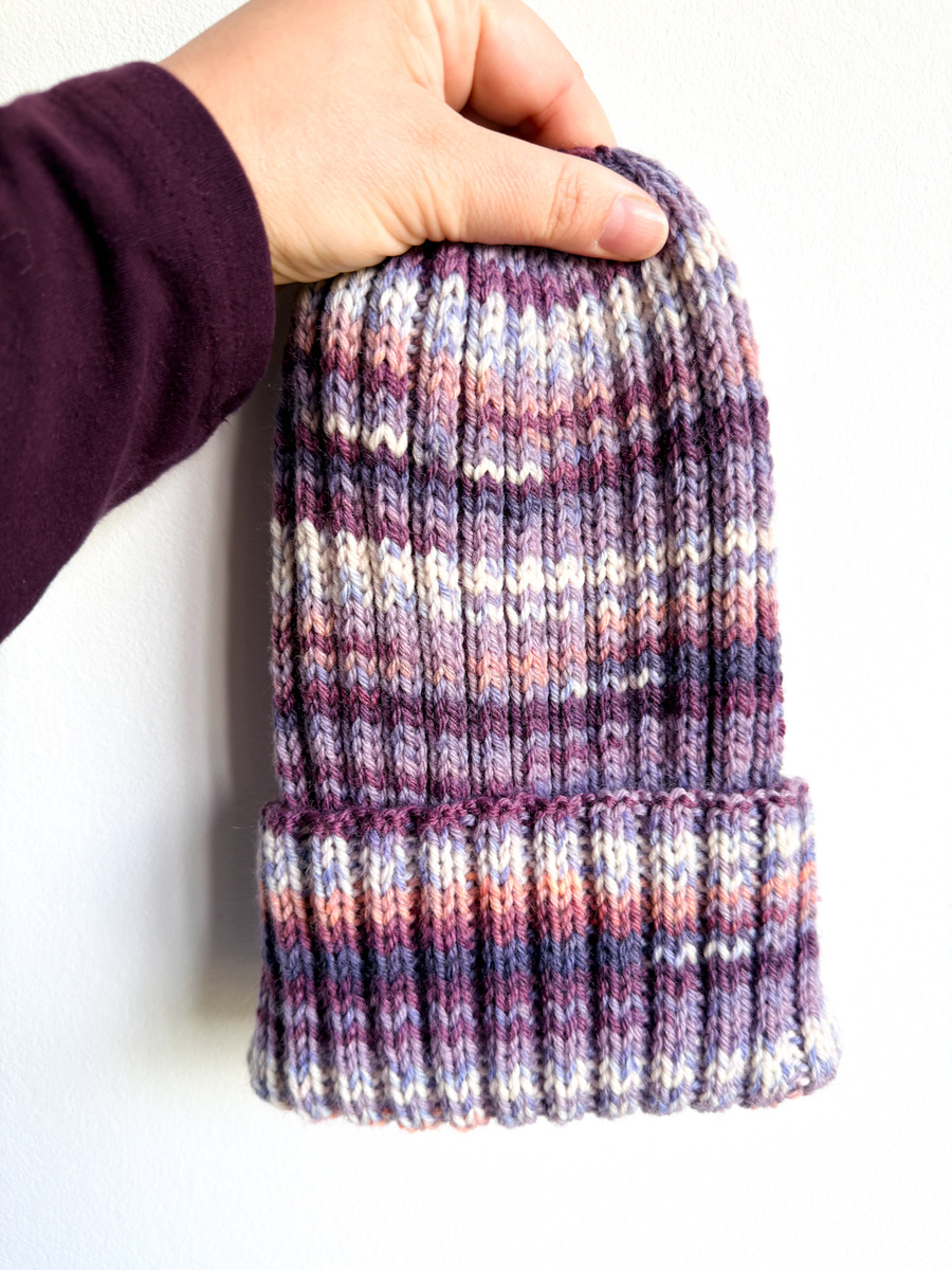 NELLI Mütze mit Umschlag aus Merinowolle 15 Fioletowy Deszcz unisex