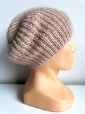 Handgemachte Damenmütze AUREA 100% Baby Merino plus Mohair und Seide 59/41 Weizenfarben