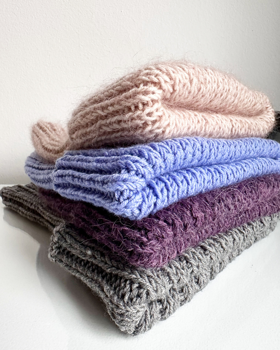 Handgemachte Damenmütze AUREA 100% Baby Merino plus Mohair und Seide 59/41 Weizenfarben