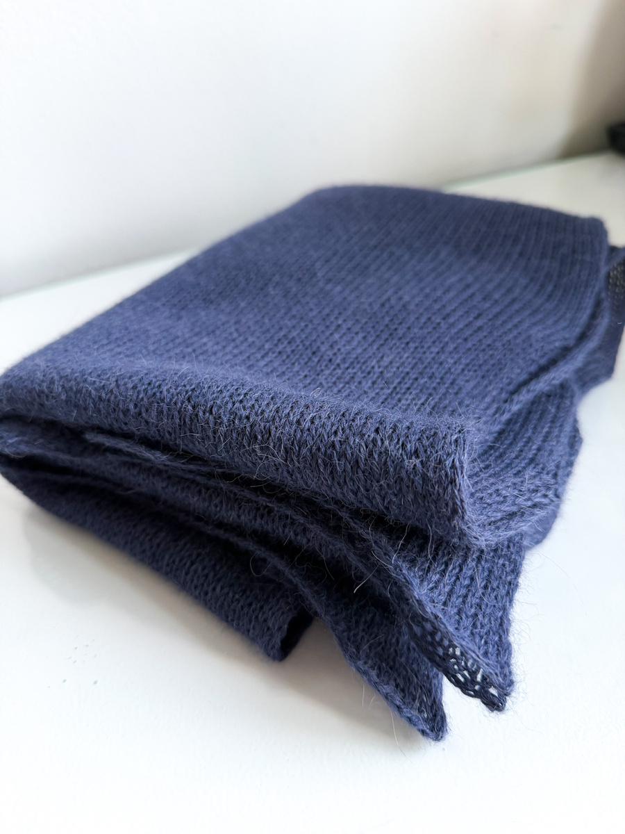 Ciepły i przytulny szal Nitkowe Love 220x32 cm 100% Alpaka 4305 Ciemne Indygo