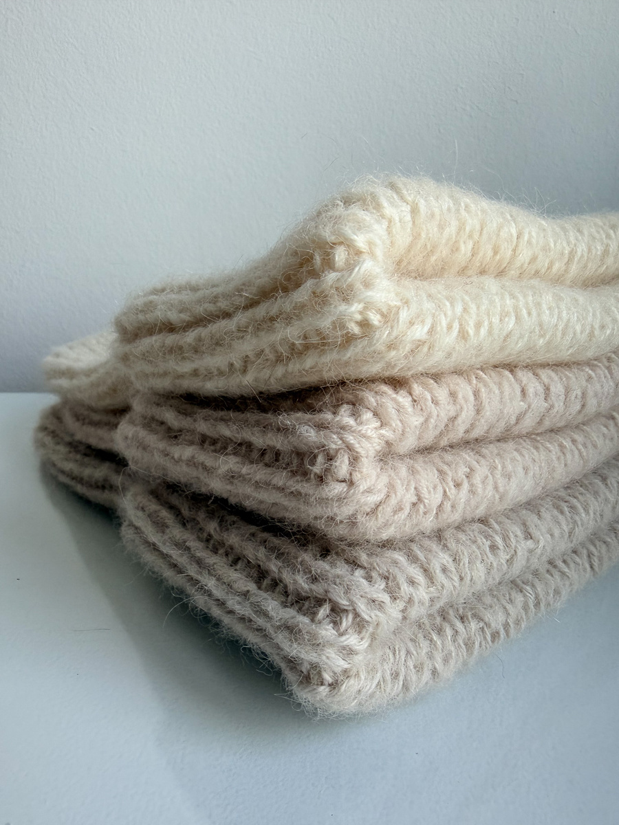 MORGANA – ręcznie robiona czapka damska alpaka z jedwabiem z wywinięciem 100/01 Ecru