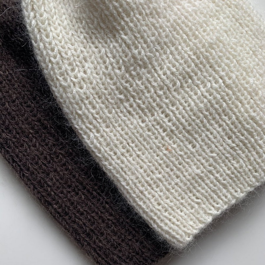 Handgefertigte Damenmütze AUREA 100% Baby Merino plus Mohair und Seide 02/01 Ecru