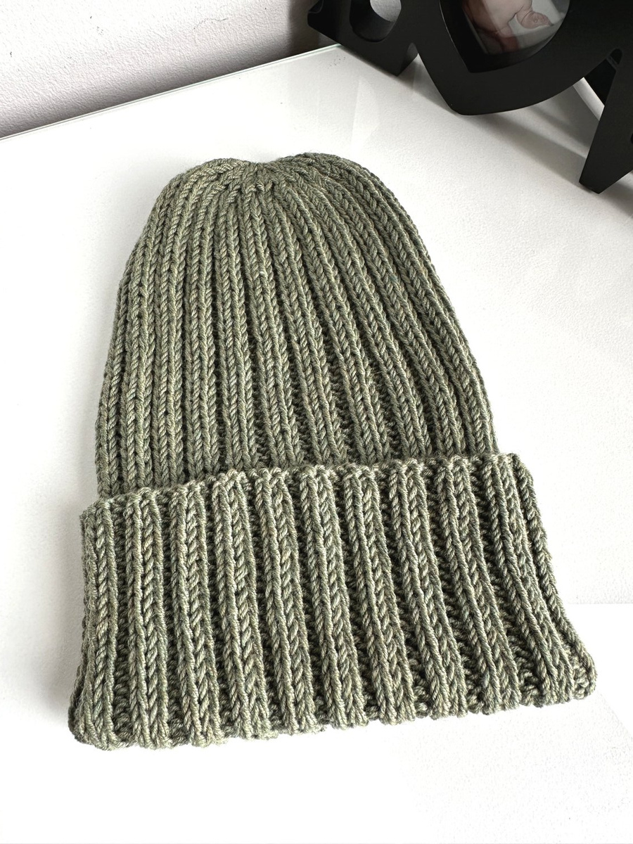 Wywijana czapka merino HELLI 100% Baby Merino 38 Oliwka