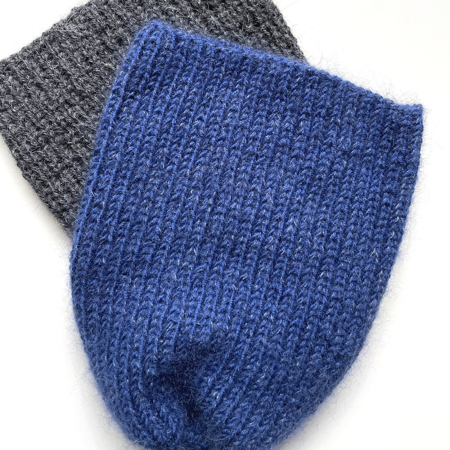 Handgemachte Damenmütze AUREA 100% Baby Merino plus Mohair und Seide 30/28 Blau