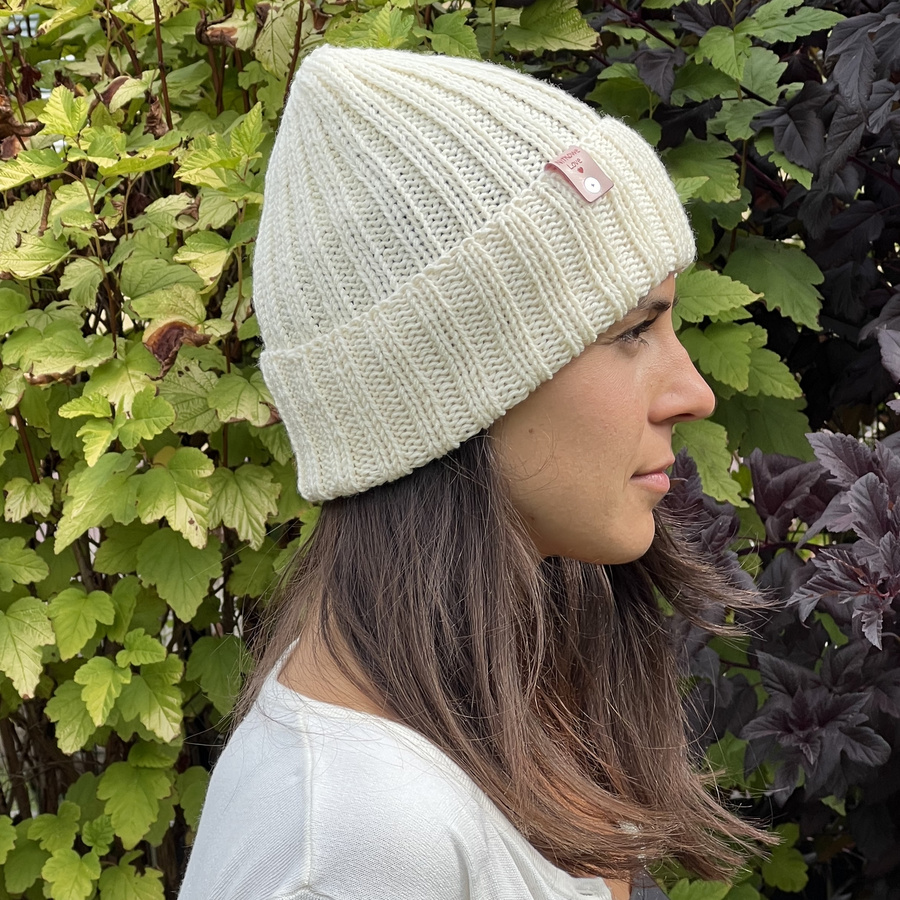 HELLI – wywijana czapka z wełny merino 100% Baby Merino 02 Ecru