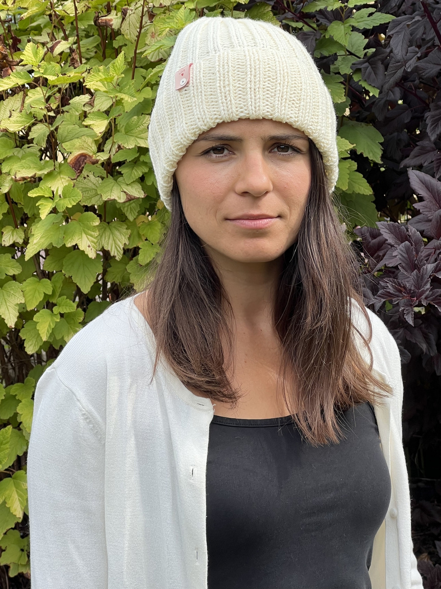 HELLI – wywijana czapka z wełny merino 100% Baby Merino 02 Ecru