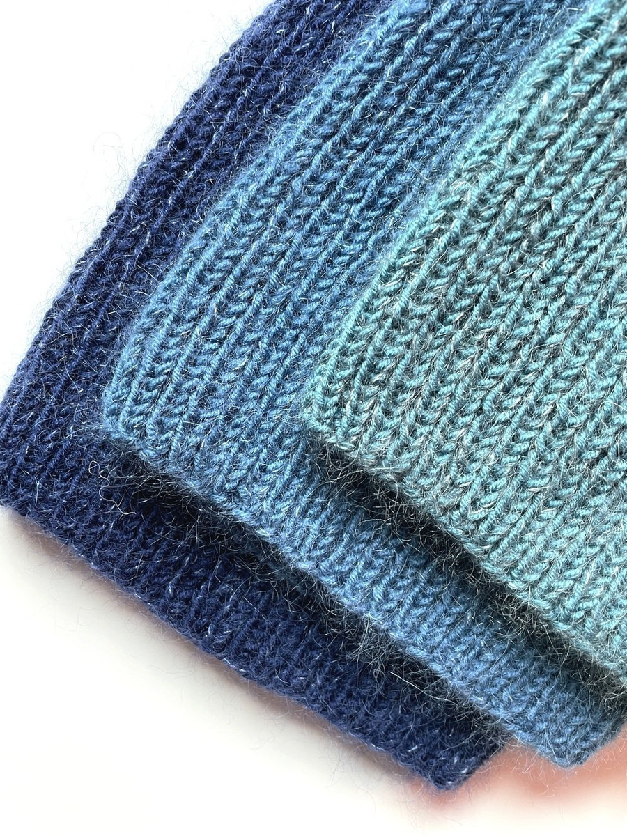 Handgemachte Damenmütze AUREA 100% Baby Merino plus Mohair und Seide 13/28 Marineblau
