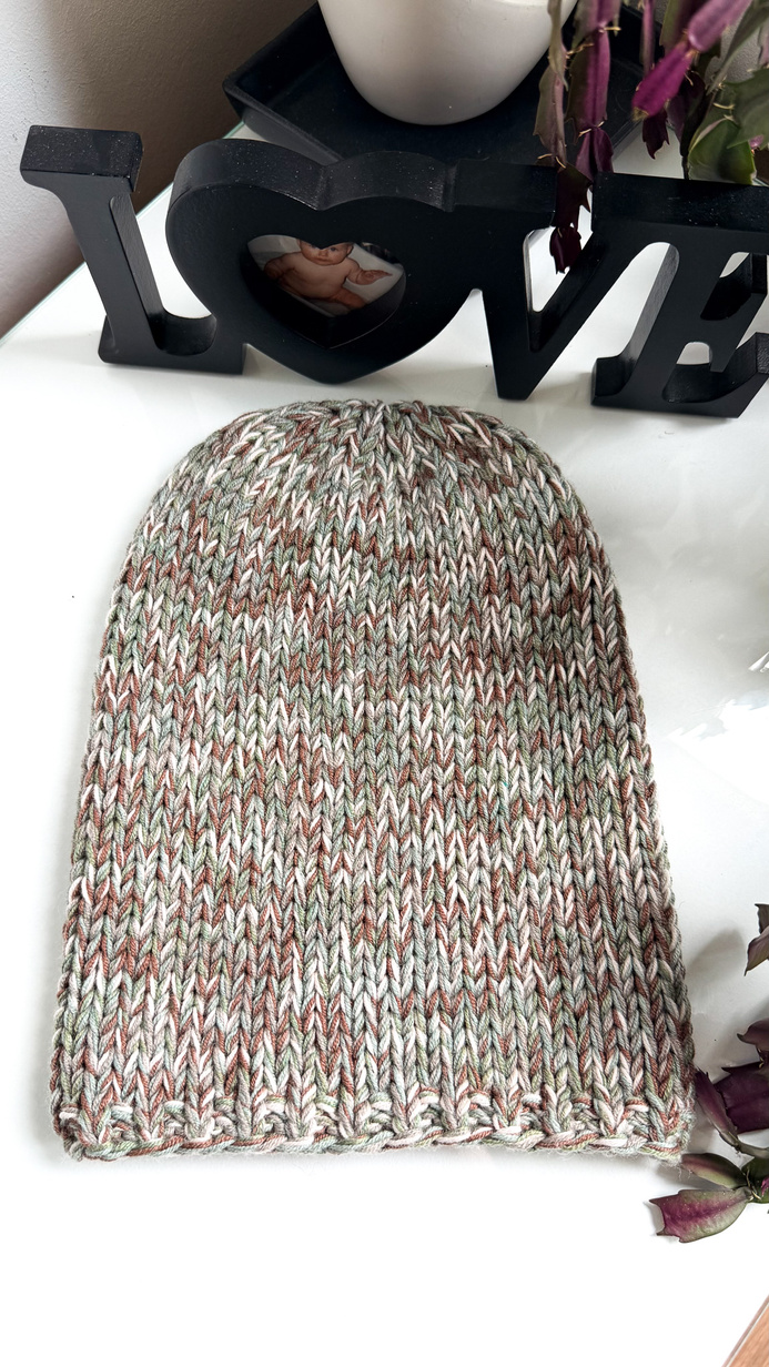 38 Oliwka – czapka smerfetka z baby merino zimowa, ręcznie robiona