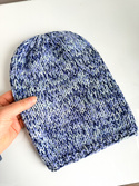 Winterliche Slouchy-Beanie aus 100% Baby Merino – Blautöne, handgestrickt