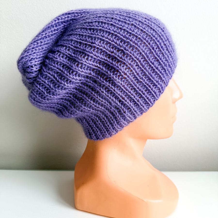 Handgemachte Damenmütze AUREA 100% Baby Merino plus Mohair und Seide 14/11 Violett