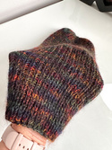 Handgemachte Damenmütze AUREA LE 100% Baby Merino plus Mohair und Seide Schwarz mit Regenbogen
