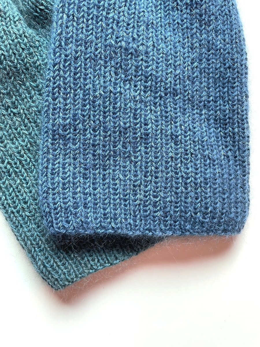 Handmade women's hat AUREA 100% baby merino plus mohair and silk 42/27 Petrol