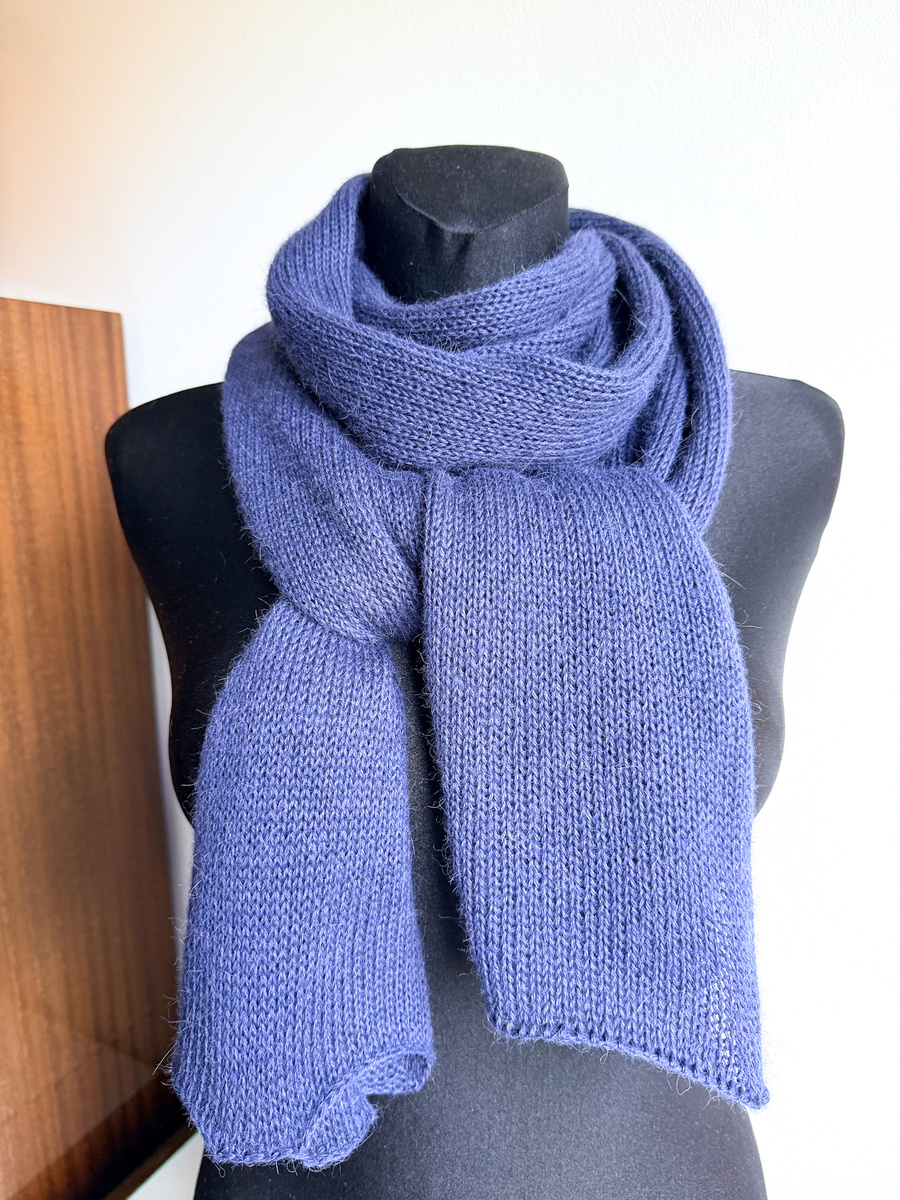 Ciepły i przytulny szal Nitkowe Love 30x180 cm 100% Baby Merino 21 czarny