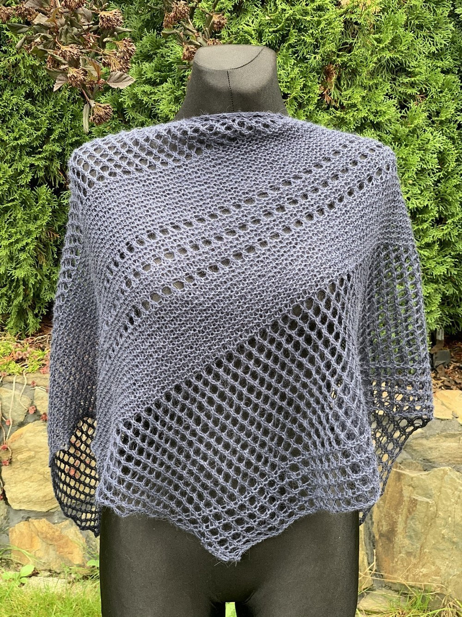 Handgestricktes Dreieckstuch aus 100% Alpakawolle – Farbe wählen