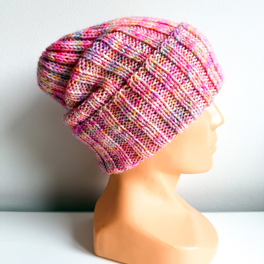 NELLI – czapka beanie wywijana merino, ręcznie robiona, 14 Tęczowa Posypka