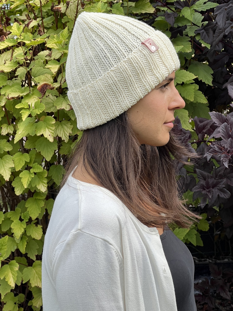 HELLI – wywijana czapka z wełny merino 100% Baby Merino 02 Ecru