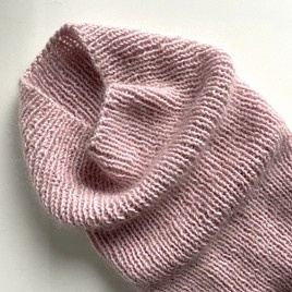 Ręcznie robiony KOMIN 100% Baby Merino plus moher i jedwab 54 Pudrowy Róż 35 cm długości