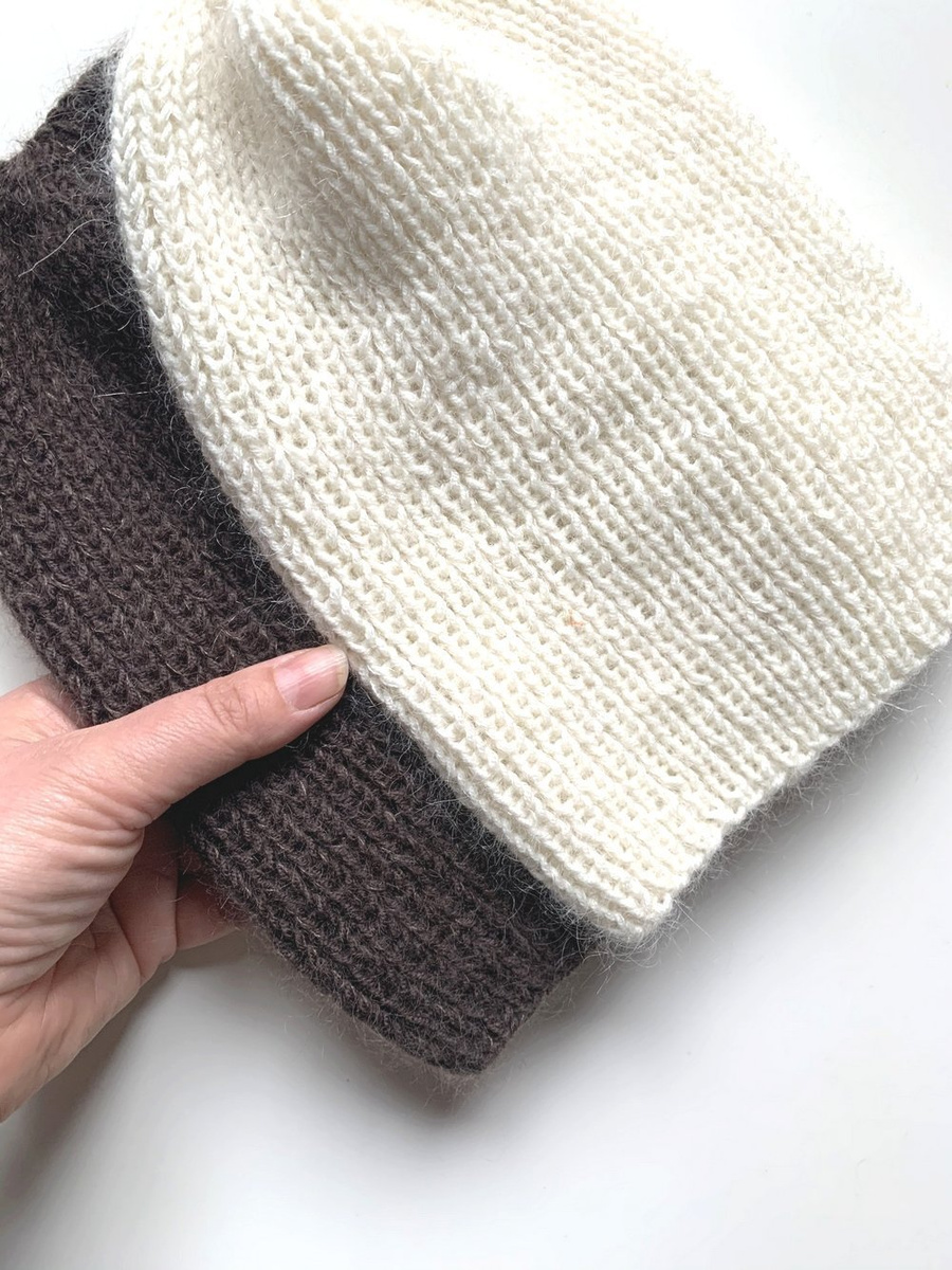 Handgefertigte Damenmütze AUREA 100% Baby Merino plus Mohair und Seide 02/01 Ecru