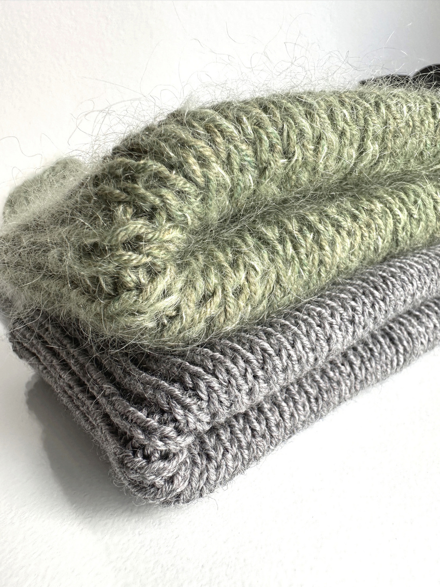 Ręcznie robiona czapka beanie AUREA 100% Baby Merino plus moher i jedwab 38/18 Oliwka