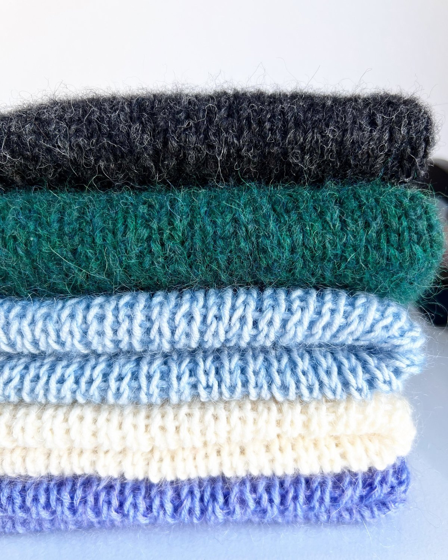 Handgemachte Damenmütze AUREA 100% Baby Merino plus Mohair und Seide 43/08 Hellseegrün