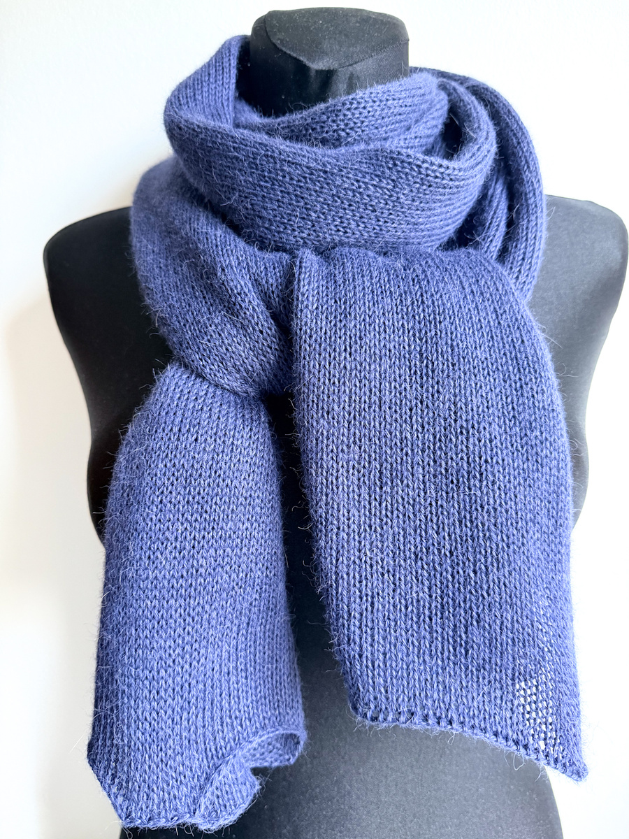 Ciepły i przytulny szal Nitkowe Love 220x32 cm 100% Alpaka 4305 Ciemne Indygo