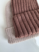 HELLI Beanie-Mütze aus Baby-Merinowolle 52 Czekolada mit Umschlag Unisex