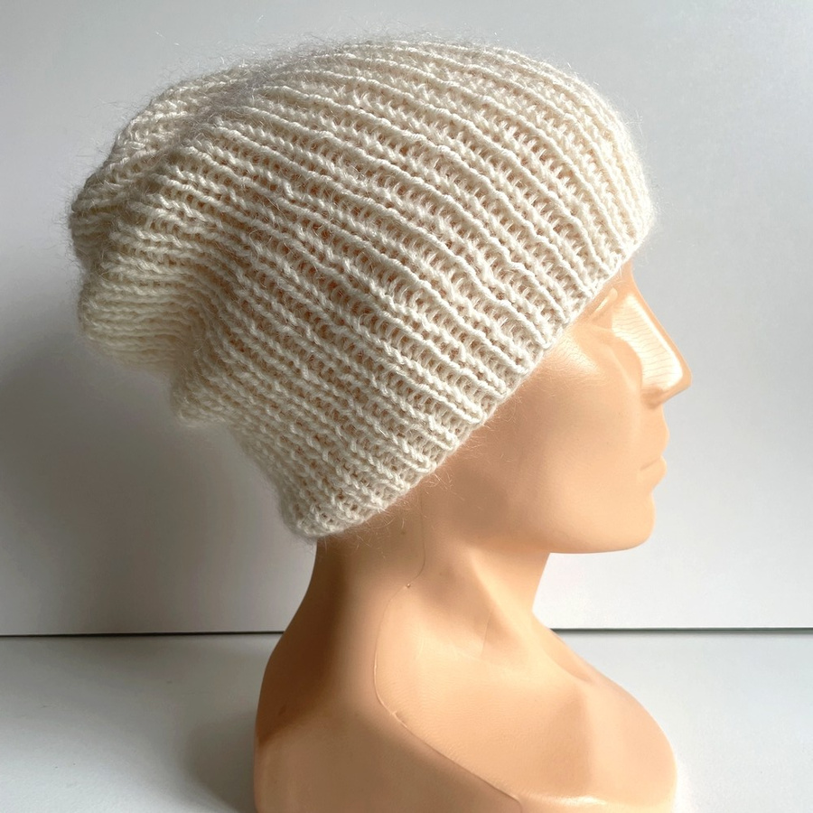 Handgefertigte Damenmütze AUREA 100% Baby Merino plus Mohair und Seide 02/01 Ecru