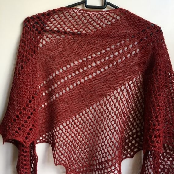 Handgestricktes Dreieckstuch aus 100% Alpakawolle – Farbe wählen
