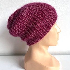 Handgemachte Damenmütze AUREA 100% Baby Merino plus Mohair und Seide 41/17 Pflaume