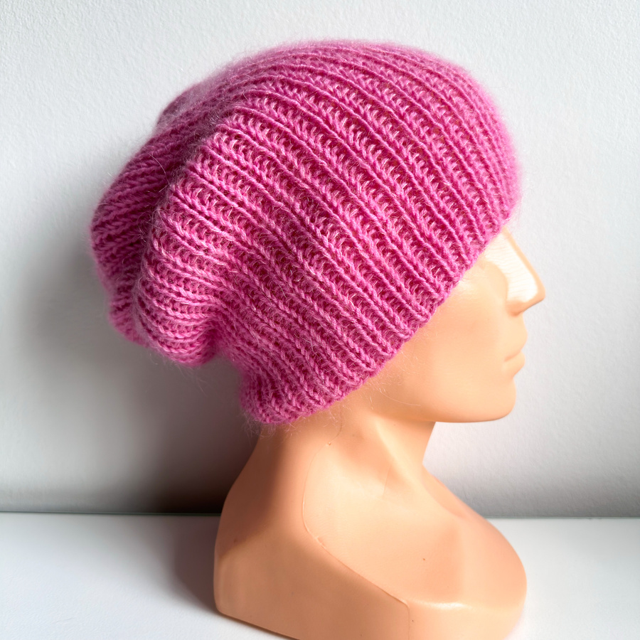 Handgemachte Damenmütze AUREA 100% Baby Merino plus Mohair und Seide 07/62 Erdbeereis