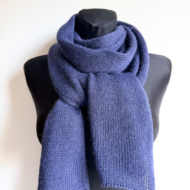 Ciepły i przytulny szal Nitkowe Love 220x32 cm 100% Alpaka 4305 Ciemne Indygo