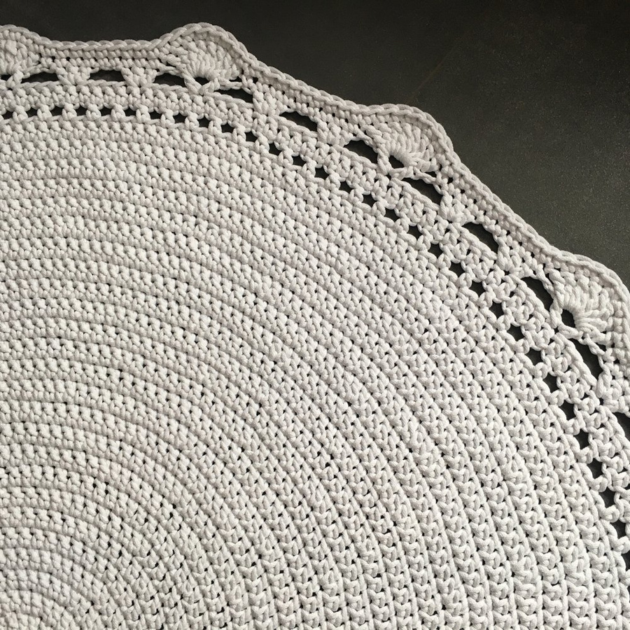 Ręcznie robiony Dywan okrągły ze sznurka bawełnianego ŚLIMAK Z KORONKĄ