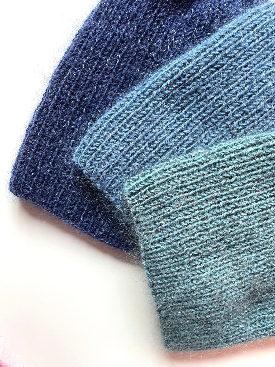 Handgemachte Damenmütze AUREA 100% Baby Merino plus Mohair und Seide 13/28 Marineblau