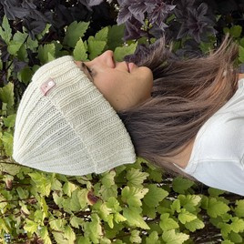 HELLI – wywijana czapka z wełny merino 100% Baby Merino 02 Ecru