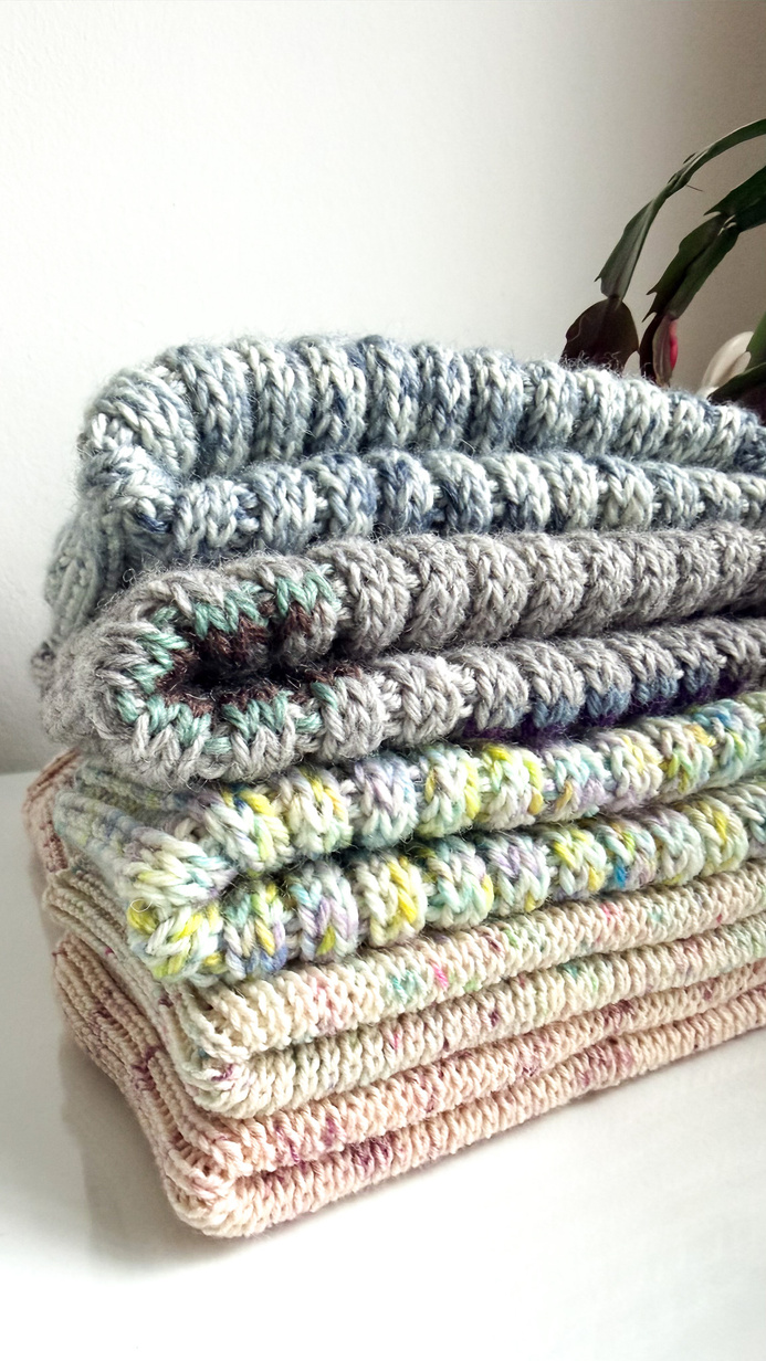 VARELLA – czapka z wełny merino 101 Jagody & Śmietanka Handmade