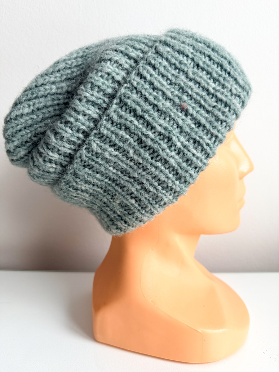 Ciepła czapka ręcznie robiona wywijana CHMURKA Alpaka 30 zielona szałwia