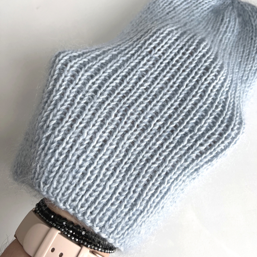 Handgemachte Damenmütze AUREA 100% Baby Merino plus Mohair und Seide 43/06 Helles Seegrün