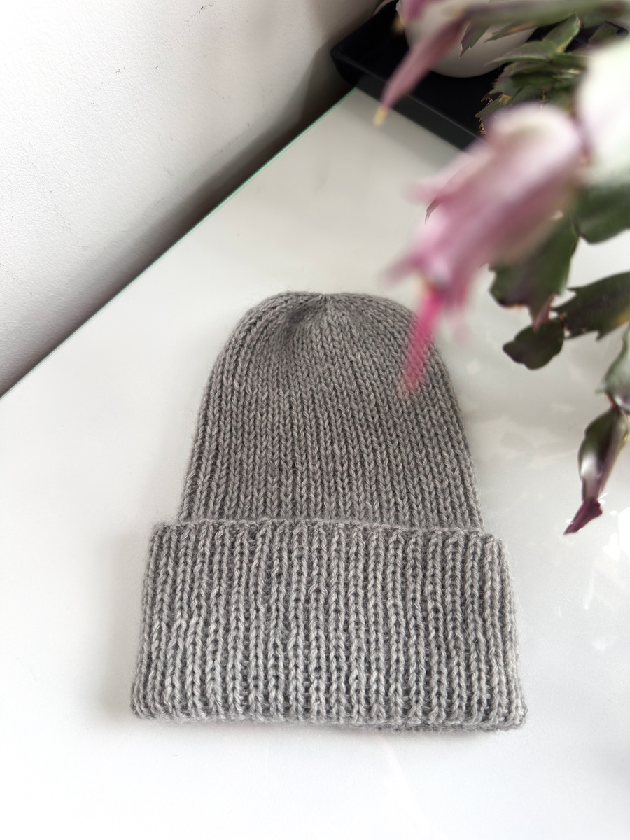 Ręcznie robiona czapka beanie AUREA G 100% Merynos plus moher i jedwab 940/4400  Szary Pył