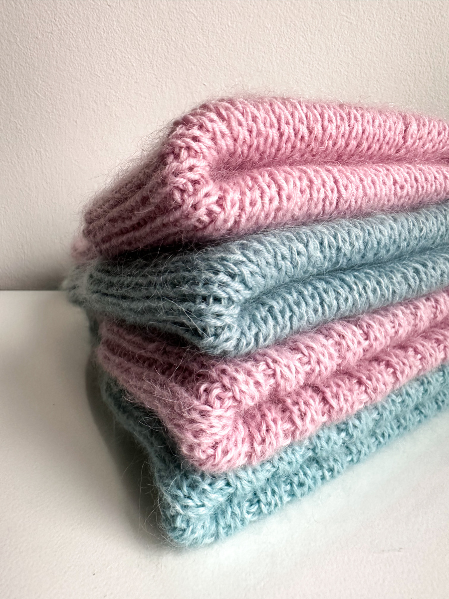 Ręcznie robiona czapka beanie AUREA 100% Baby Merino plus moher i jedwab 54/63 Pudrowy róż