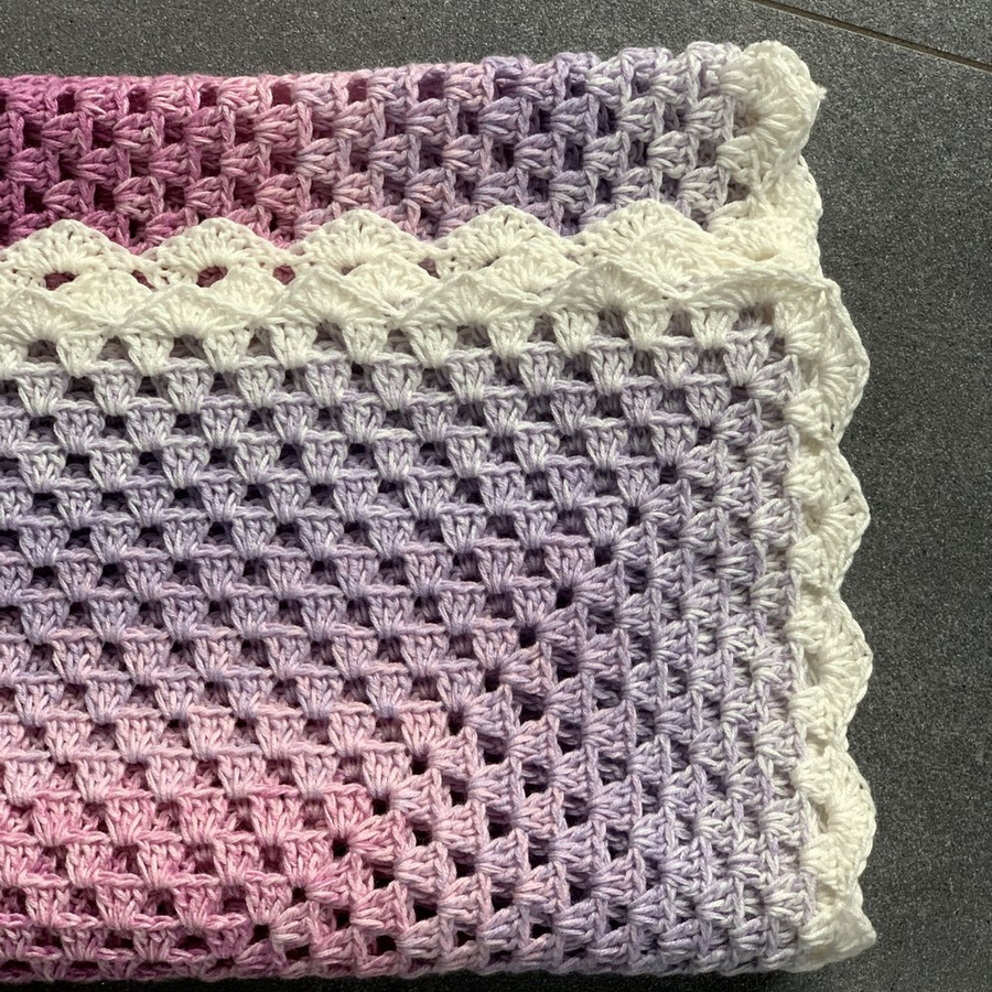 Kocyk dziecięcy wykonany ręcznie na szydełku 82x82 cm Różowe ombre, hand made