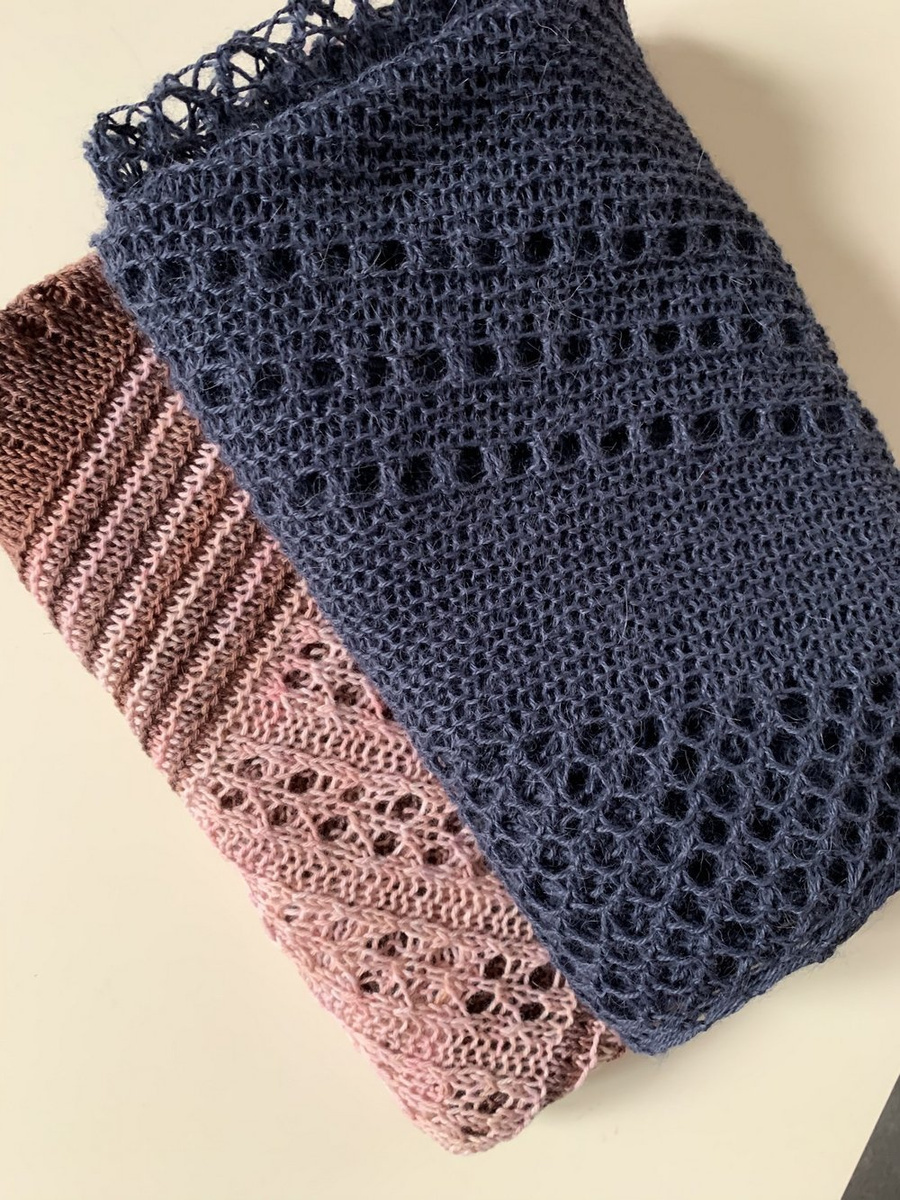 Handgestricktes Dreieckstuch aus 100% Alpakawolle – Farbe wählen