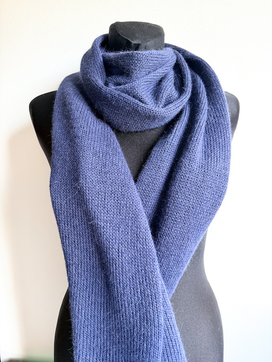 Ciepły i przytulny szal Nitkowe Love 220x32 cm 100% Alpaka 4305 Ciemne Indygo