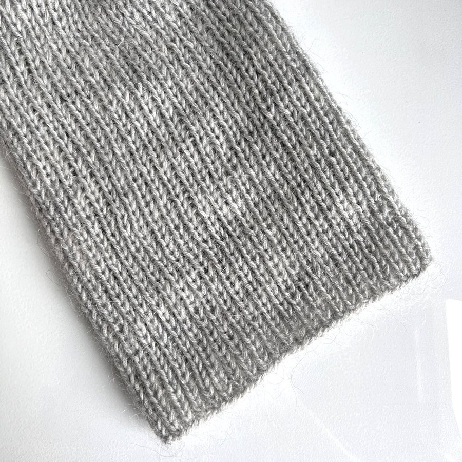 Handgemachte Damenmütze AUREA 100% Baby Merino plus Mohair und Seide 22/44 Hellgrau