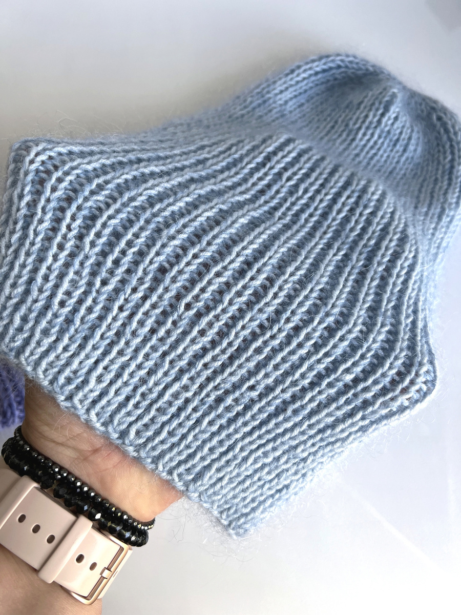 Handgemachte Damenmütze AUREA 100% Baby Merino plus Mohair und Seide 43/08 Hellseegrün