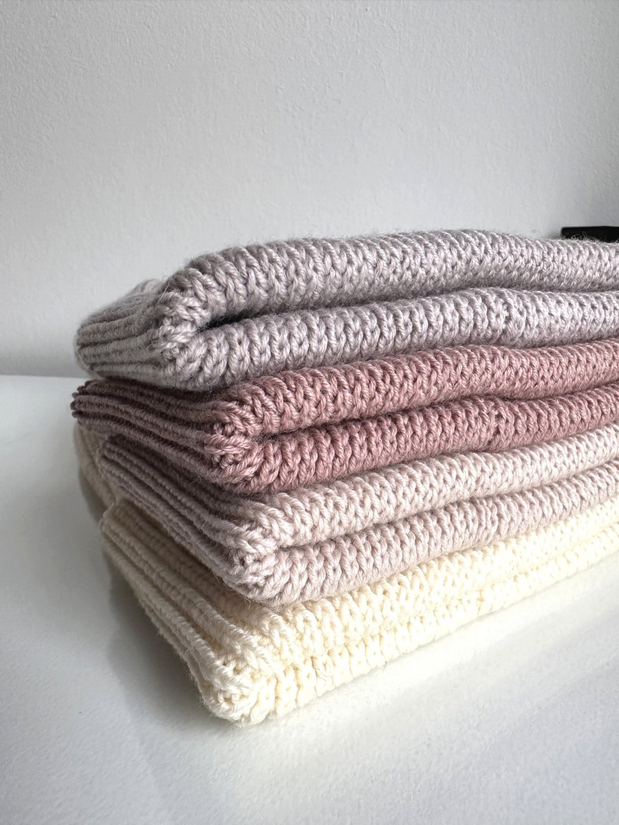 VARELLA – czapka beanie z wełny merino 100% Baby Merino 59 Pszeniczny, jesienno-zimowa, ręcznie robiona