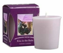 Mała świeczka zapachowa Votive Bridgewater Candle KISS IN THE RAIN